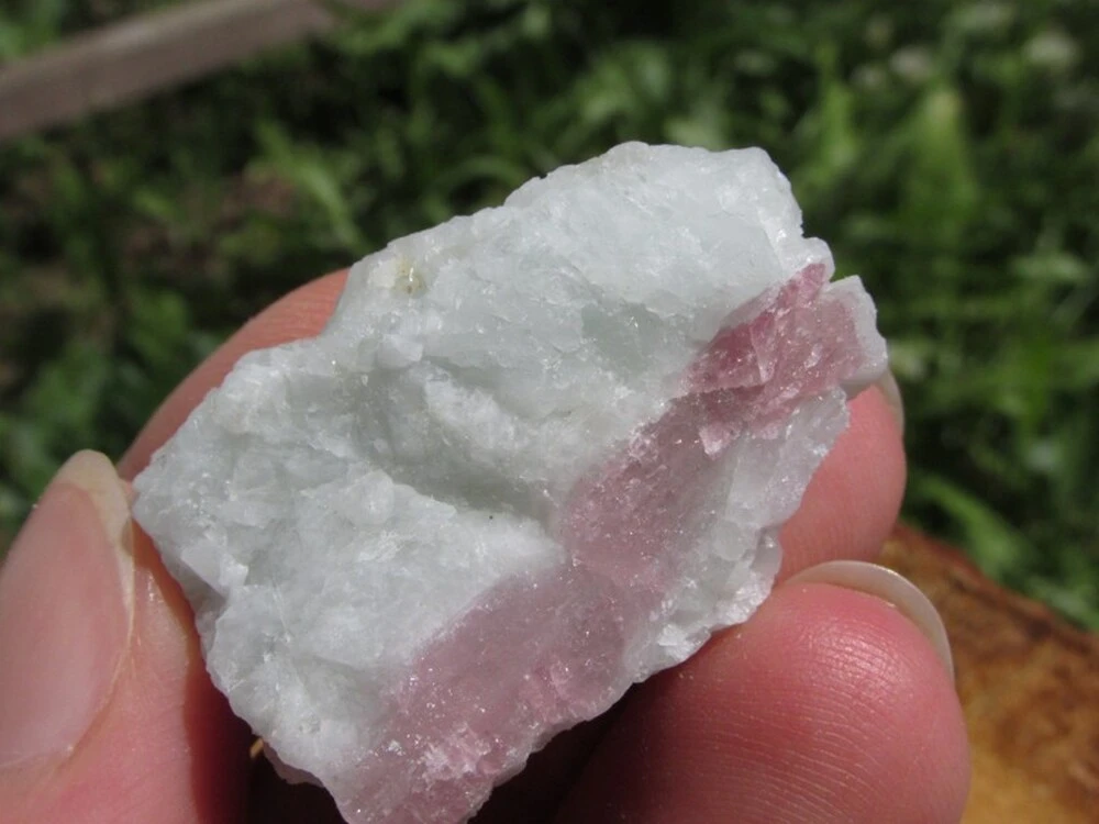 Rubelit (růžový / červený turmalín) v křemeni - Pomocník v lásce, 14 gr, AA kvalita