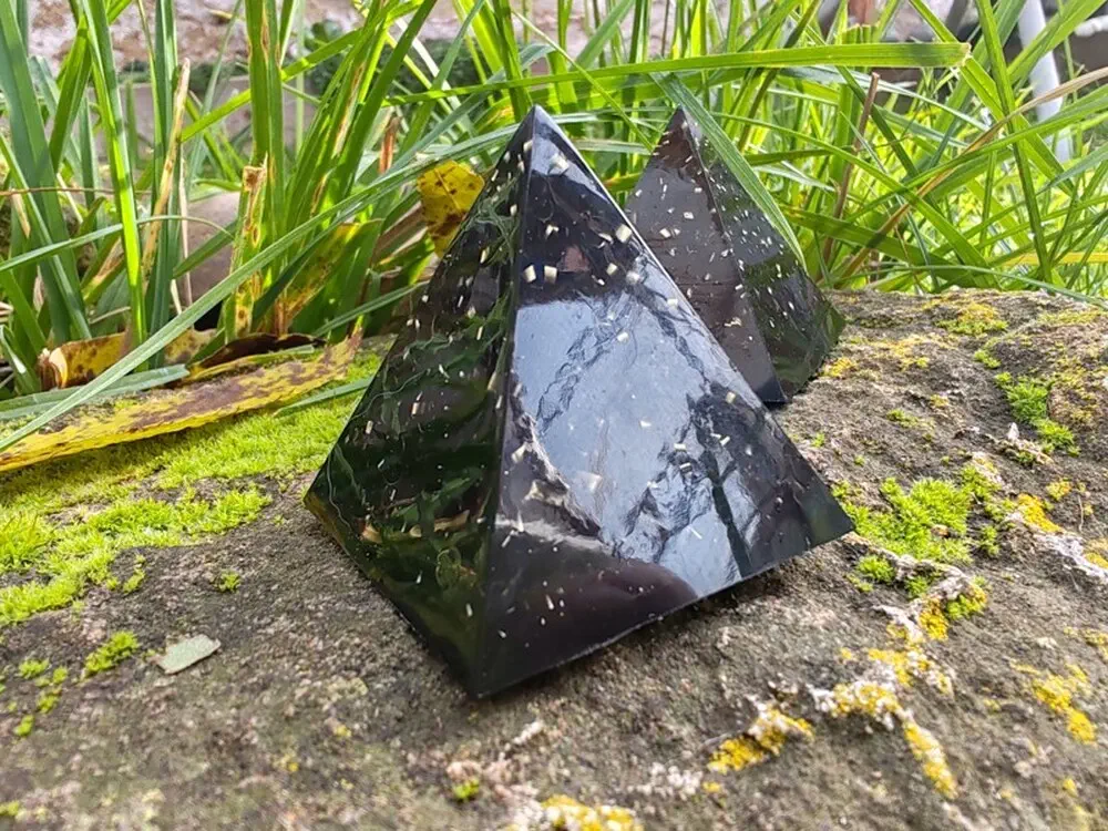 DÁREK k nákupu - Orgonitová pyramida se surovým šungitem, 4cm