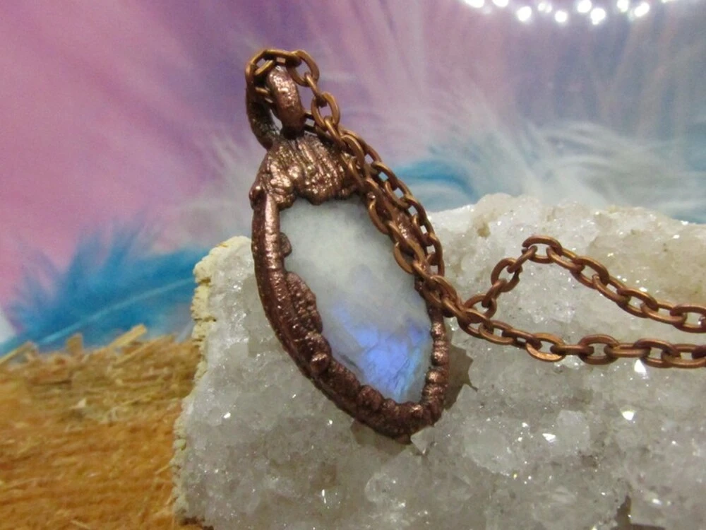 Amulet "Ženská něha" - duhový měsíční kámen