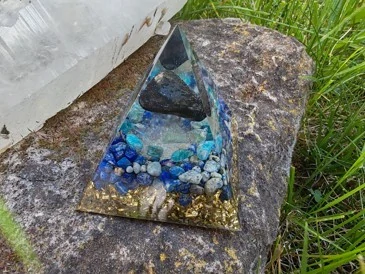 DÁREK k nákupu "Čistá mysl - radostná duše" orgonit pyramida, dosah cca 6-8 metrů