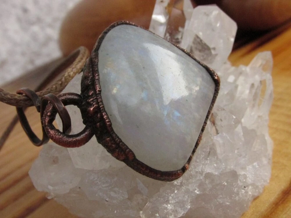 Amulet "Ženská něha" - galvanoplastika & duhový měsíční kámen
