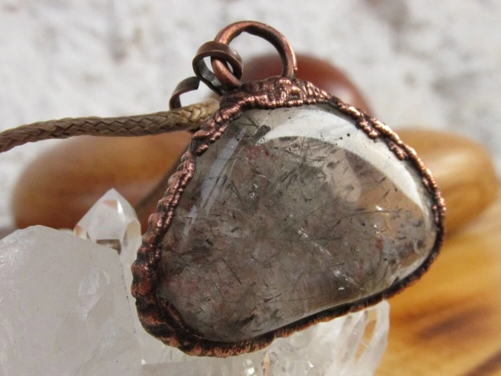 Amulet "Mnoho životů duše" Křišťál fantom, galvanoplastika