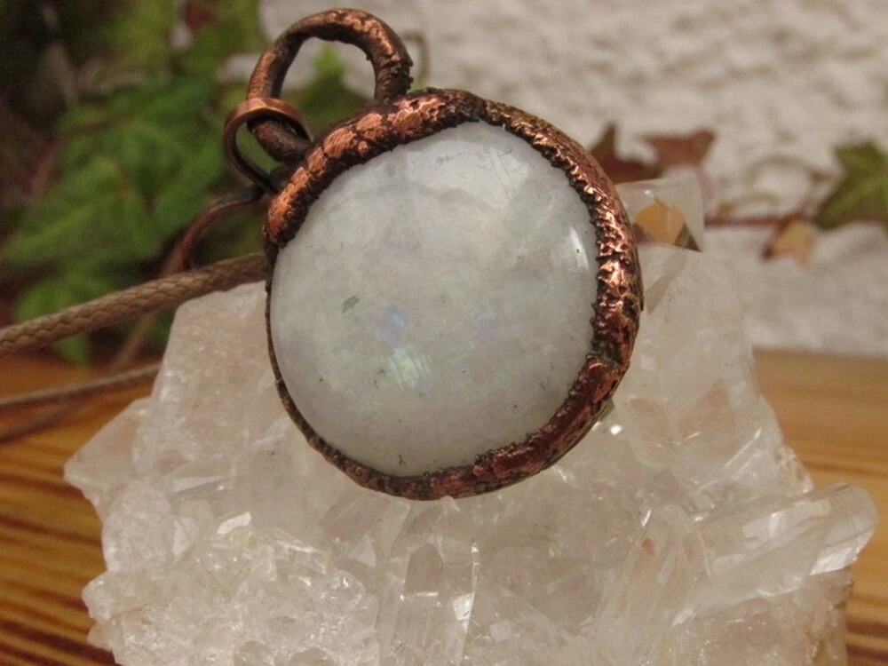 Amulet "Ženská něha" - galvanoplastika & duhový měsíční kámen