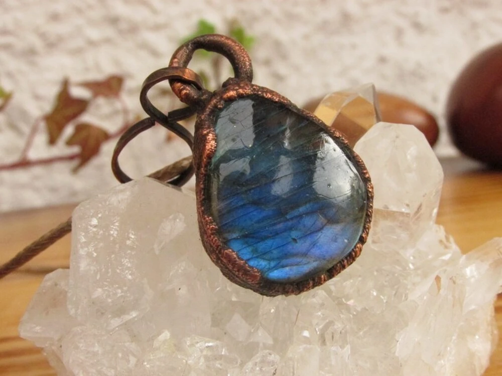 Amulet "Do každého koutku duše" - labradorit