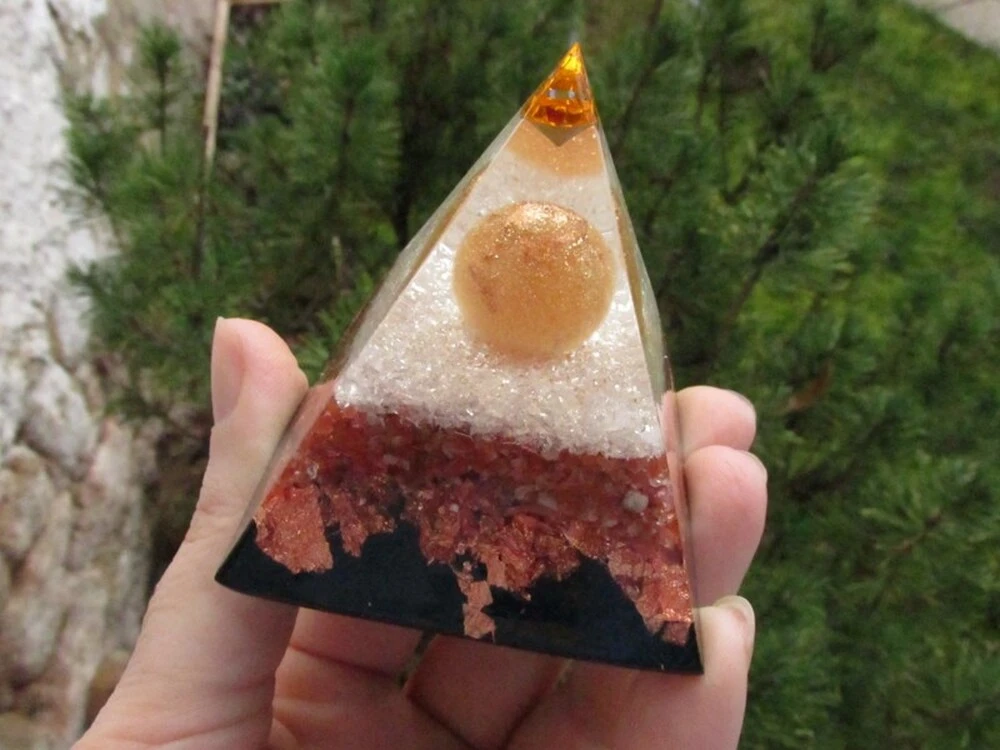"Prozáří a sílu doplní" - orgonitová pyramida, dosah 5m