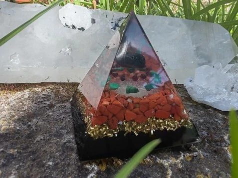 Orgonitová pyramida "Uvolnění a otevřenost pro Kozoroha"