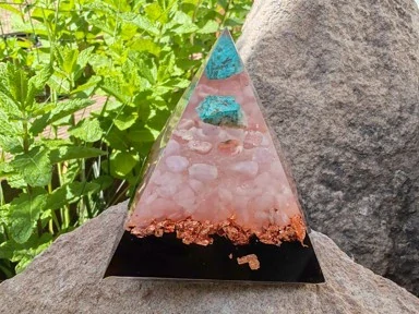 Orgonitová pyramida "Nezávislost a Důvěra v sebe pro Váhy"