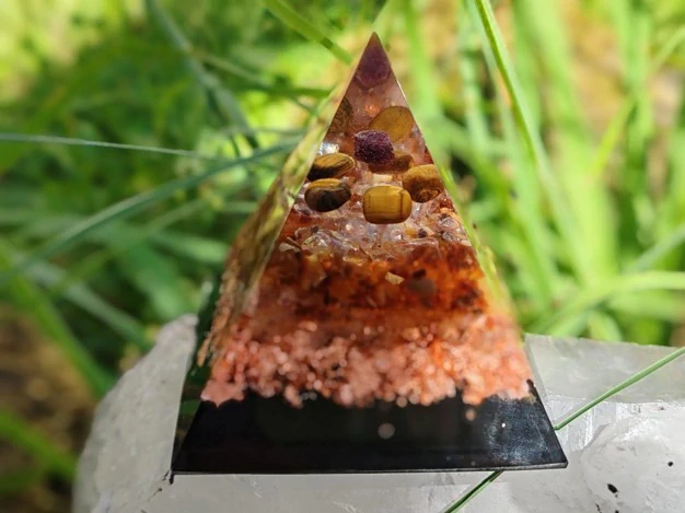 Orgonitová pyramida "Hojnost & Nadšení pro Lva"