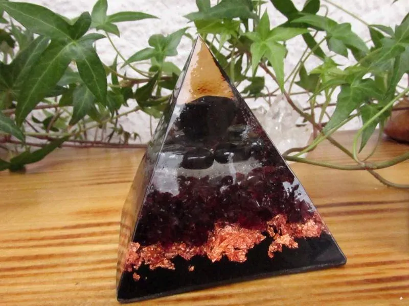 Orgonitová pyramida "Důvěra & Odvaha pro Štíra""