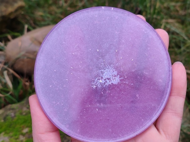 Orgonitová podložka duhově fialová s vločkami stříbra - pro čištení a nabíjení kamenů, pod svícen, pod hrneček
