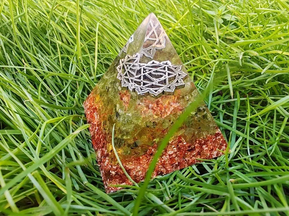 Orgonitová pyramida "Já miluji" - srdeční čakra