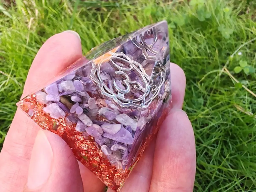 Orgonitová pyramida "Já vím" - korunní čakra