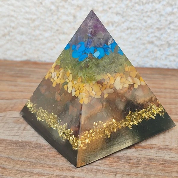 DÁREK k nákupu Orgonit Čakrová pyramida s extra silnou ochranou 6x6cm z pravých kamenů