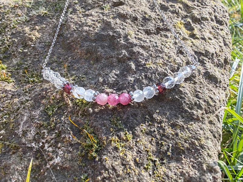 Náhrdelník "Láska" rubelit, granát, měsíční kámen, lepidolit