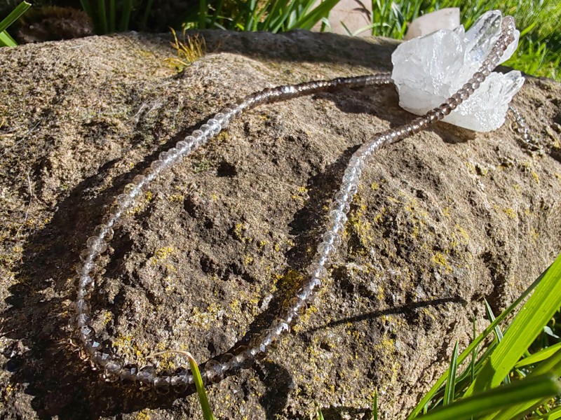 Náhrdelník Záhněda broušené rondelky - "Spojení se světem za oponou"