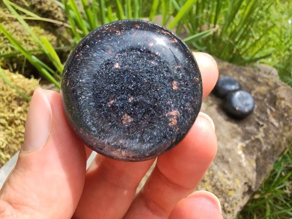 "Stříbřitý ochránce aury" - orgonit se šungitem, křišťálem a vločkami mědi