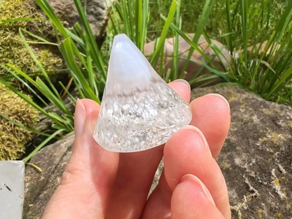 "Stříbrná spirála vědomí" - orgonitový kužel chalcedon, vločky stříbra