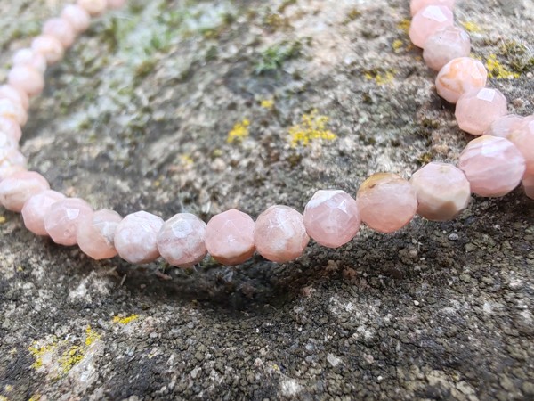 "Něžný Léčitel Srdce" - náramek rodochrozit broušené kuličky