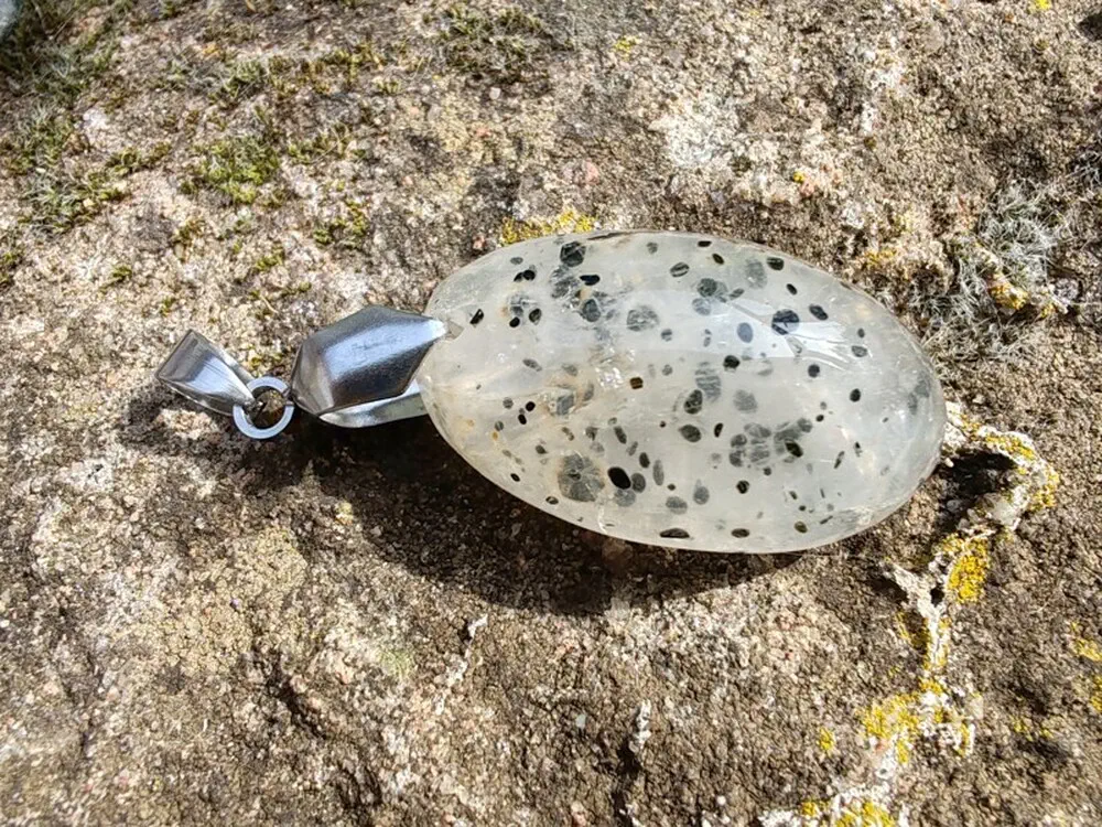 "Prastarý Kód Světla a Stínu" - přívěsek křemen s inkluzemi - Black dot quartz kabošon *3