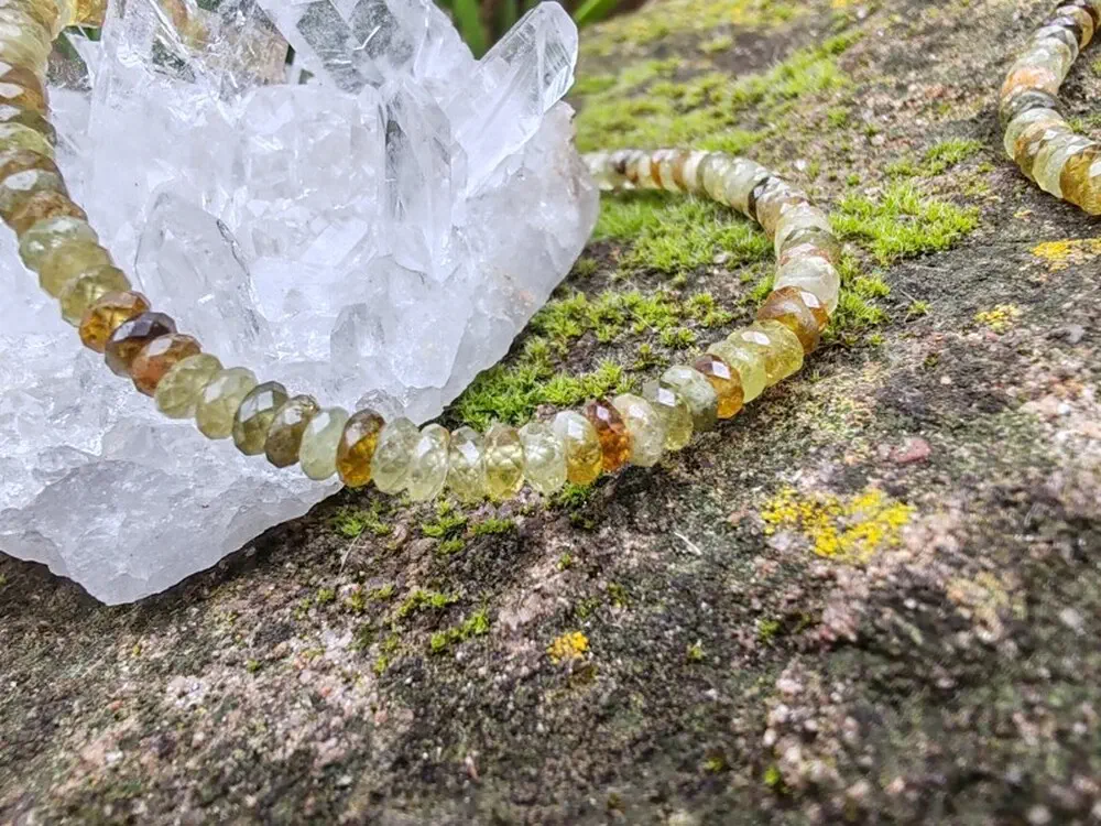 "Vnitřní oheň Stvořitele" náramek andradit granát, broušené rondelky 3,6mm