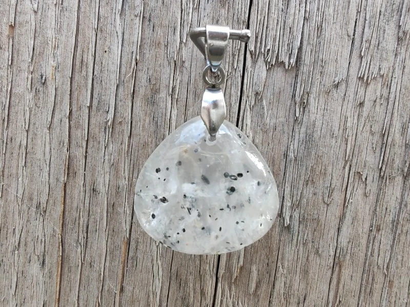 "Prastarý Kód Světla a Stínu" - přívěsek křemen s inkluzemi - Black dot quartz kabošon *12