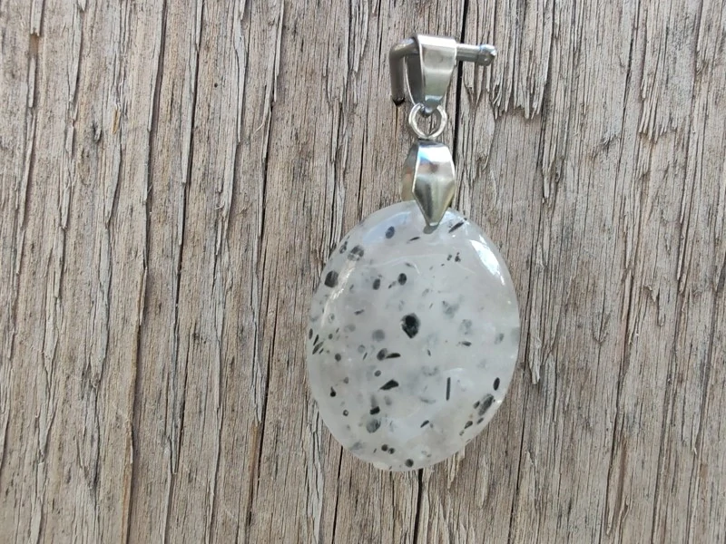 "Prastarý Kód Světla a Stínu" - přívěsek křemen s inkluzemi - Black dot quartz kabošon *13