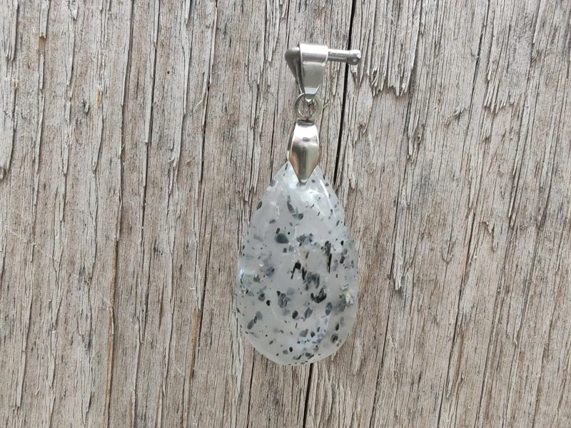 "Prastarý Kód Světla a Stínu" - přívěsek křemen s inkluzemi - Black dot quartz kabošon *15