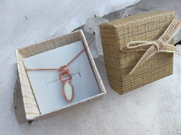 Amulet z etiopského opálu – Vesmírná mlhovina v objetí + dárková krabička