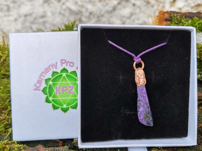 "Amulet Fialové Mlhy: Čaroitová strážkyně" - galvanoplastika čaroit