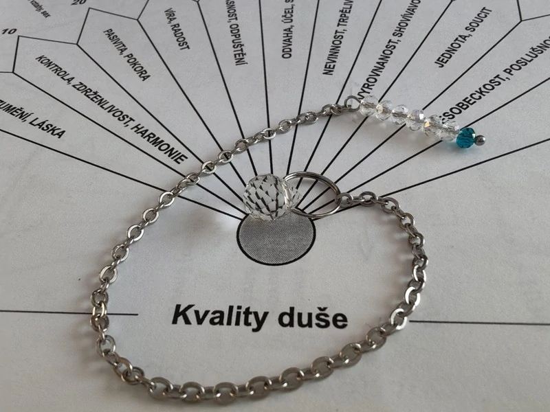 Skleněné kyvadlo siderické, očkový řetízek, skleněné korálky