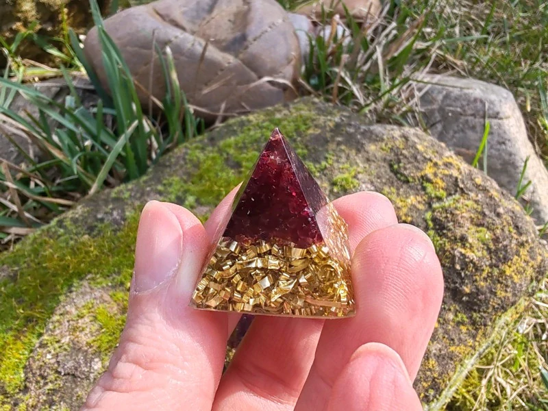 "Energie a životní síla" Orgonitová mini pyramidka Granát & Mosaz