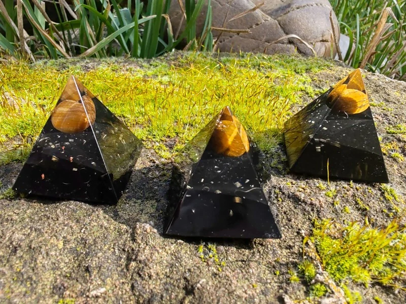 "Odvaha a uzemnění" Orgonitová mini pyramidka Tygří oko & Šungit