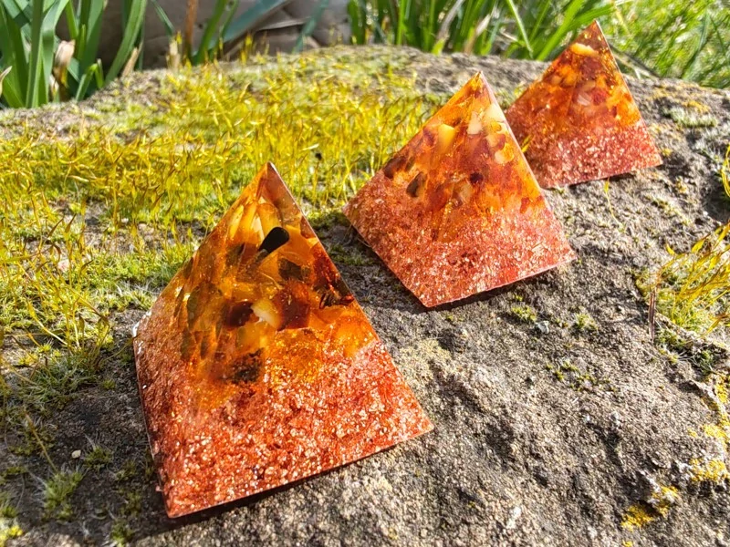"Sluneční ochrana a regenerace" Orgonitová mini pyramidka Jantar & Diamantový křišťál