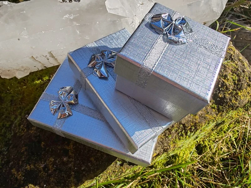 Stříbrná dárková krabička se stříbrnou mašlí: Elegance ve 3 velikostech