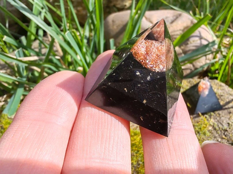 "Radost a životní síla" Orgonitová mini pyramidka Sluneční kámen & Šungit