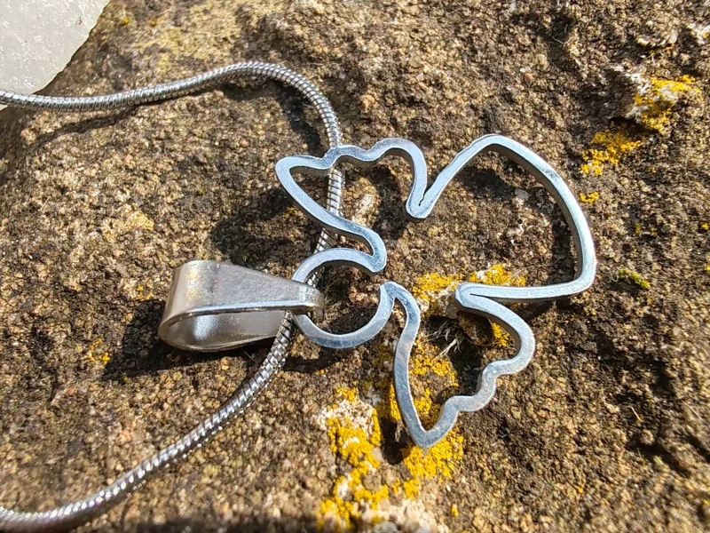 "Něžný andělský dotek" – Nerezový přívěsek Anděl na háďátkovém řetízku