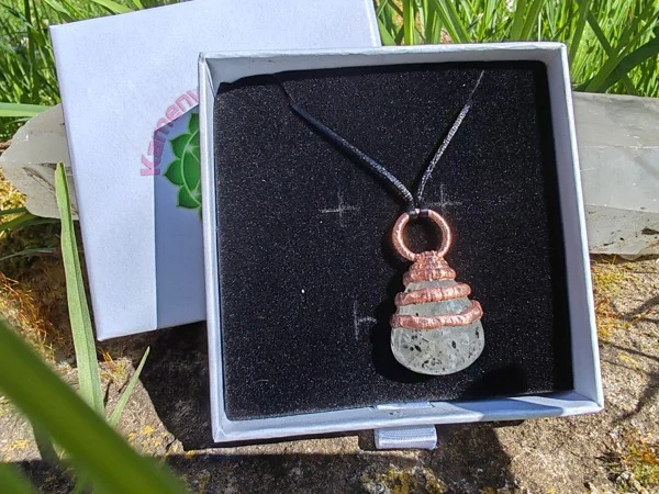 Měděný amulet "Vesmír v kapce" – Black Dot Quartz (Galvanoplastika)