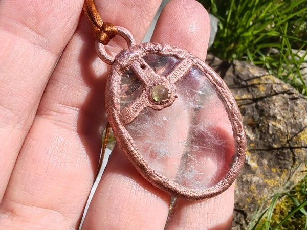 Měděný amulet Lesní pramen – Křišťál s olivínem (Galvanoplastika)