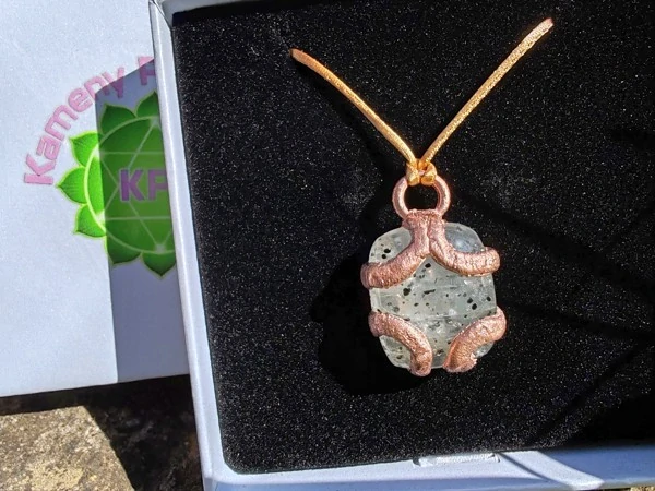 Měděný amulet Geometrie přírody – Black Dot Quartz (Galvanoplastika)