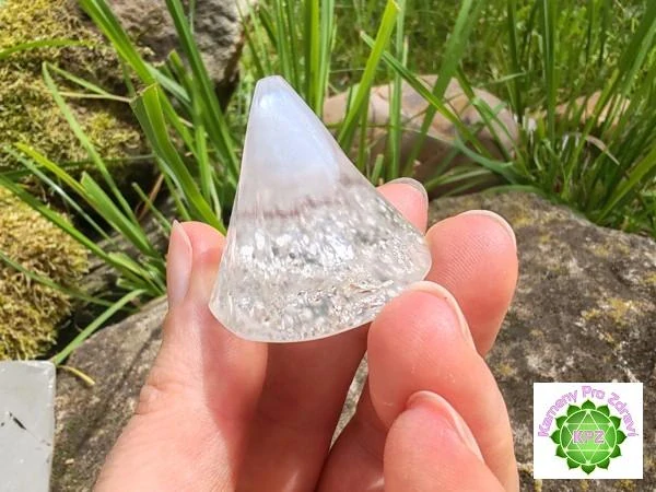 DÁREK k nákupu "Stříbrná spirála vědomí" - orgonitový kužel chalcedon, vločky stříbra