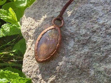 "Zář Sluneční Galaxie" - amulet se slunečním kamenem Rainbow lattice sunstone