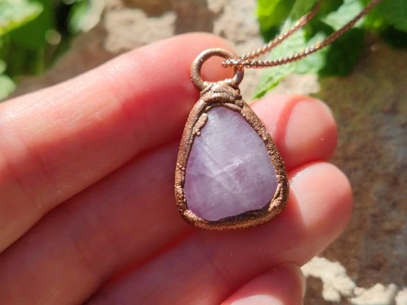 "Něžná Strážkyně Srdce" amulet Kunzit galvanoplastika