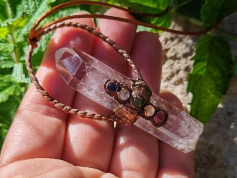 "Chrám Starodávné Moudrosti" Amulet Mistrovský lemurijský křišťál s pěti drahokamy v surové mědi