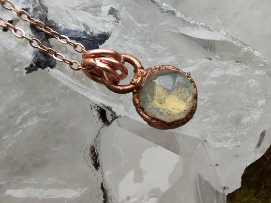 "Malé Zrcadlo Intuitivního Světla" Amulet Labradorit galvanoplastika