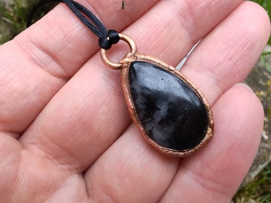 "Pevnost v Bouři" Amulet Černý turmalín v křemeni galvanoplastika