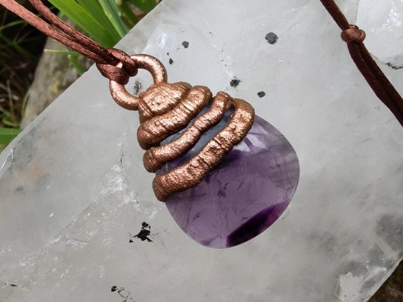 "Strážce Nočního Klidu" Amulet Hvězdný ametyst galvanoplastika
