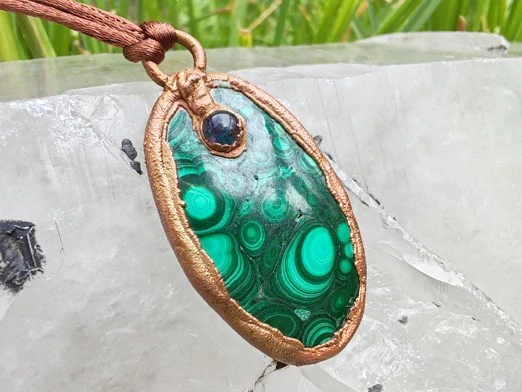 "Strážce Vnitřní Proměny" Amulet Malachit & Ametyst galvanoplastika