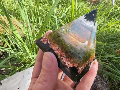 "Světlo a Ochrana" Orgonitová pyramida – Opalit, Turmalín a Šungit