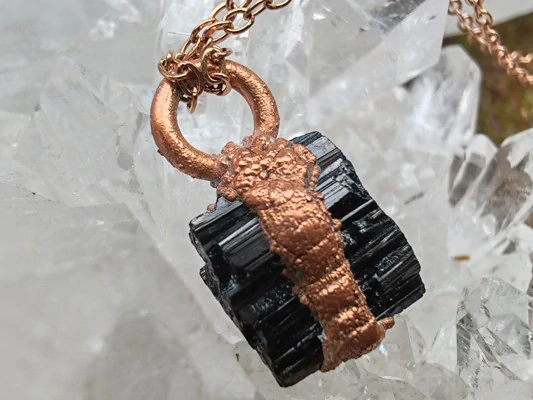 Přívěsek galvanoplastika „Černá hvězda“ – Surový černý turmalín na řetízku rose gold