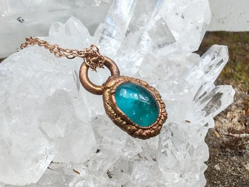 Přívěsek galvanoplastika „Neonový pramen“ – Mini apatit na řetízku rose gold